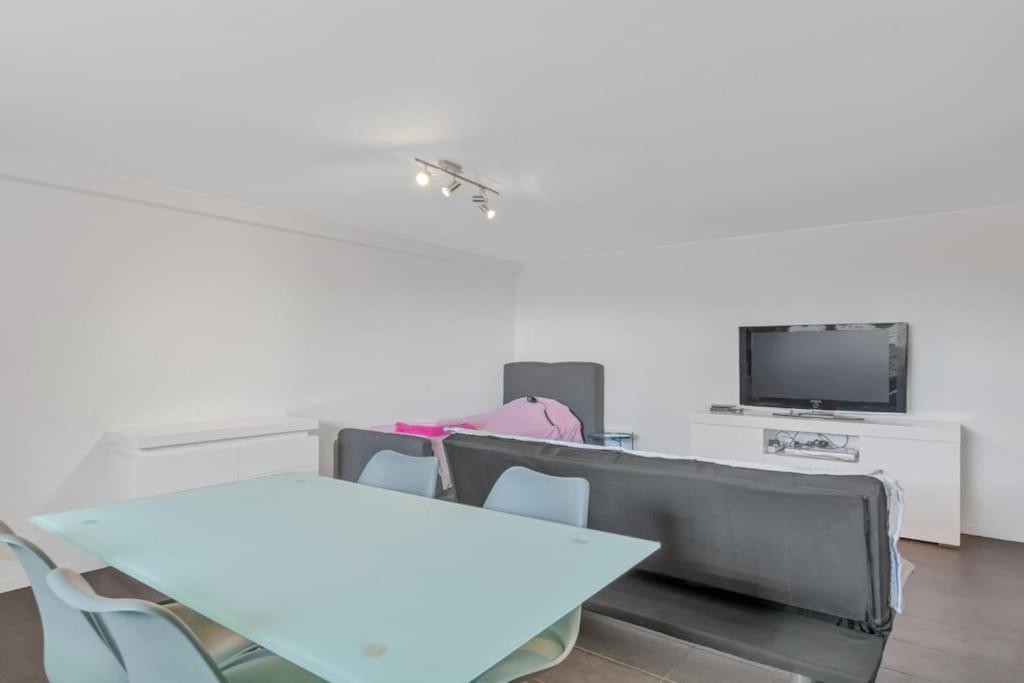 Studio, Meuble, Jolie Terrasse, Parking Gratuit Apartment Neuchatel Exterior photo